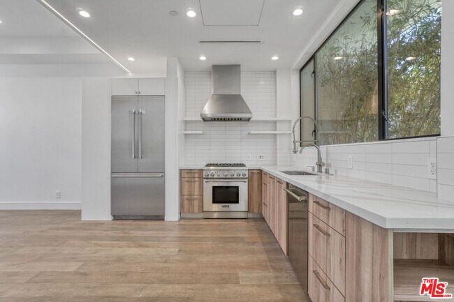 Building Photo - 1447 N Martel Ave