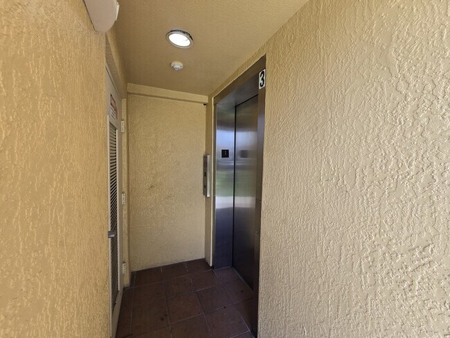 Foto del edificio - 1 Bed 1 Bath Condo For Rent in Tampa $1499