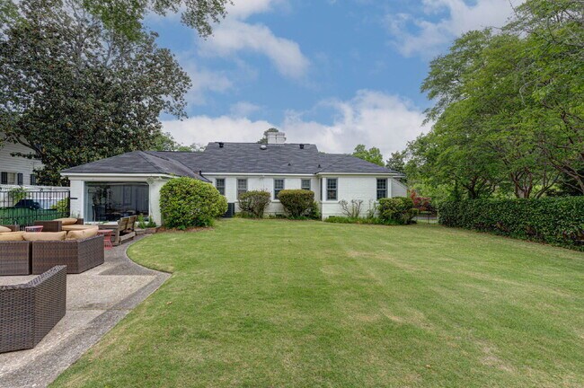 Foto del edificio - Historic Elegance in Midtown Columbus – Expansive 4-Bed/2.5-Bath Brick Home