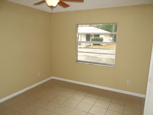 Building Photo - 2/1 rental - Move in special