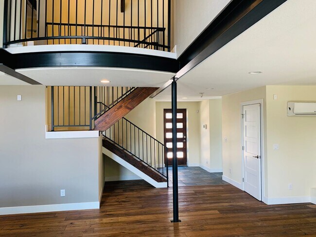 Foto del edificio - Stunning Luxury Home in Sunnyside