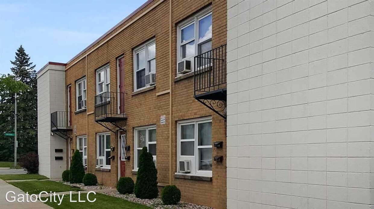 Foto principal - 1653 S 77th St