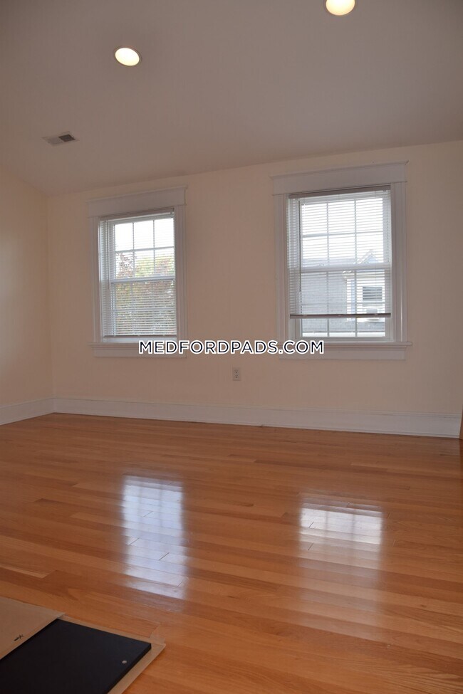 Building Photo - 25 Capen St