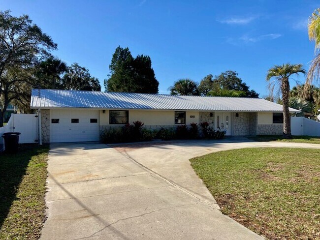 Building Photo - Newly remodeled waterfront home!