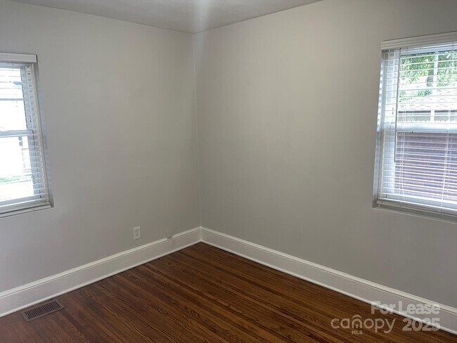 Foto del edificio - 1800 Hall Ave