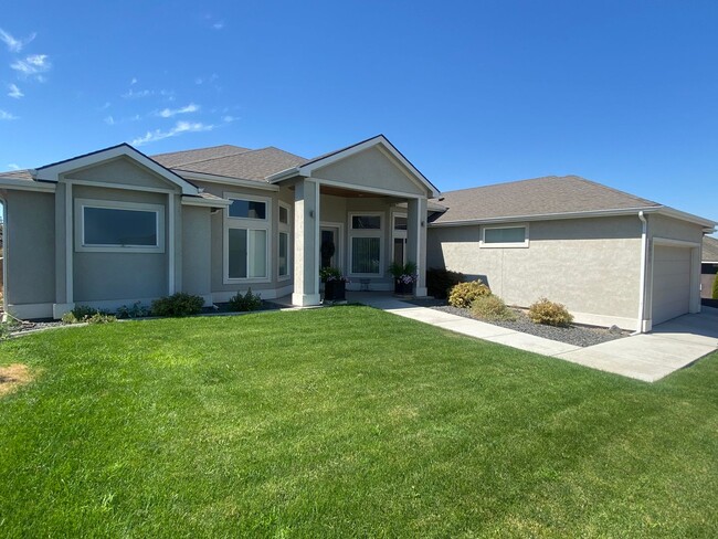 Building Photo - Elegant home in the Heights at Canyon Lakes