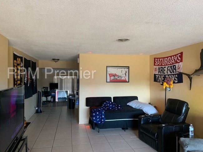 Building Photo - Duplex Available in Fort Lauderdale