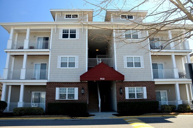 Foto del edificio - ENJOY CAREFREE LIVING AT IT'S BEST W/ PRIME LOCATION NEAR TOWN CENTER!!