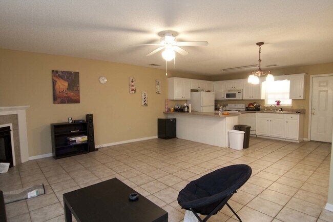 Building Photo - Quarter Condo