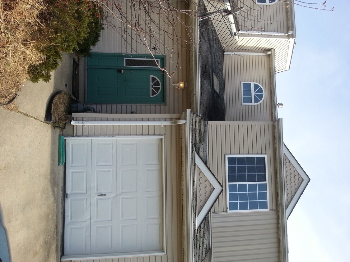 Primary Photo - 3 Bedroom 2.5 bath w/1 car garage - Countr...
