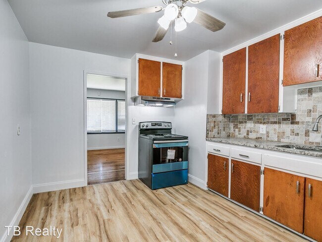 Building Photo - 2 br, 1 bath House - 302 E. Jarman Dr