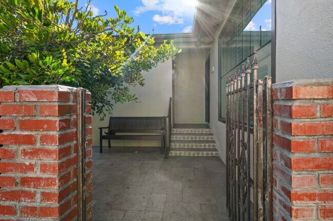 Building Photo - 513 E Hillsdale St