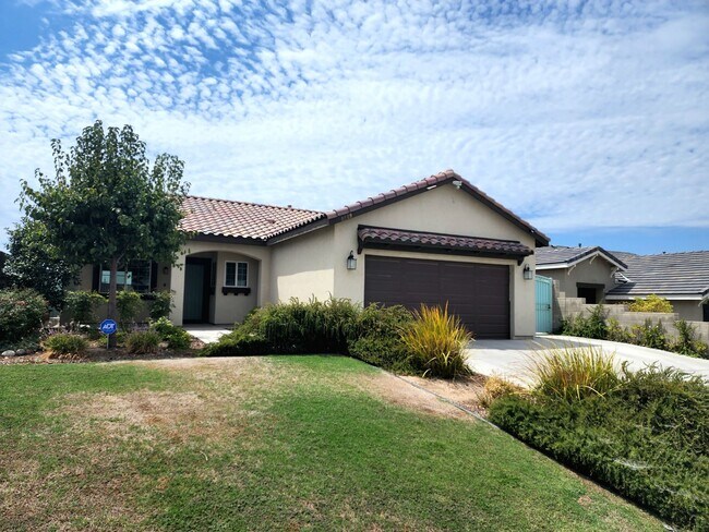 Foto del edificio - NE Bakersfield 4 bed 2 bath home with sola...