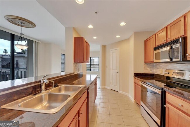 Foto del edificio - 3040 Peachtree Rd NW