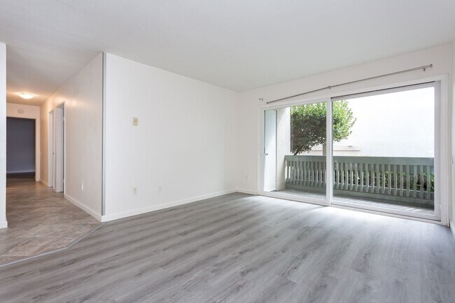Building Photo - Remodeled Bay-Ho Condo!