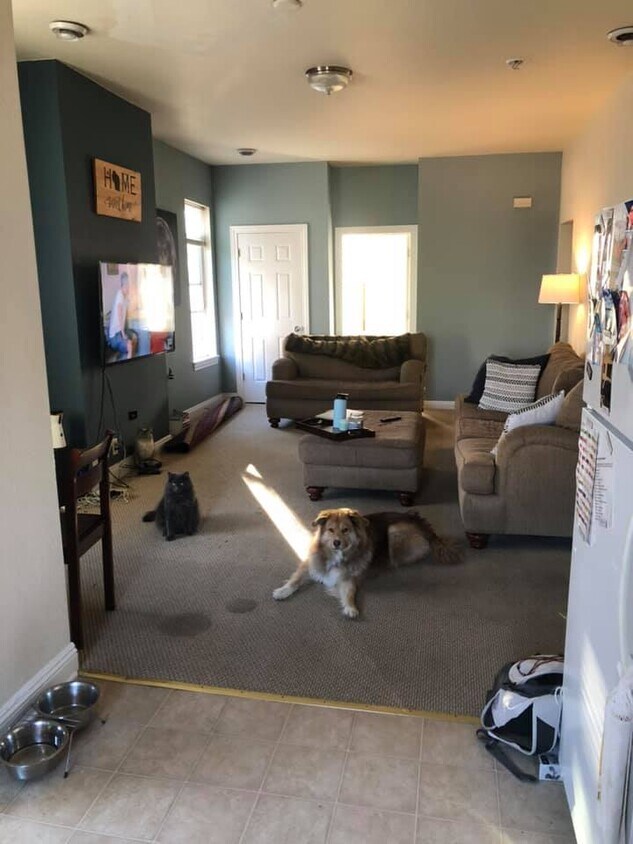 Livingroom - 1672 N Jackson St