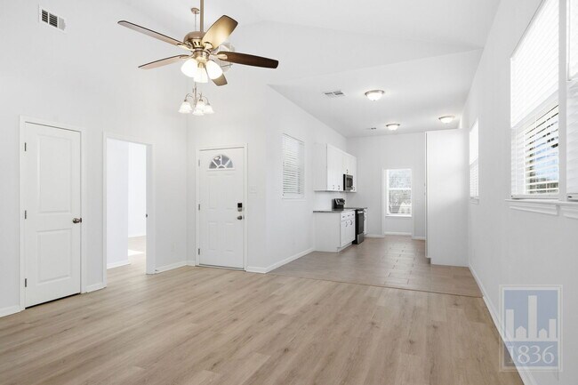 Foto del edificio - 2104 Cervin Blvd