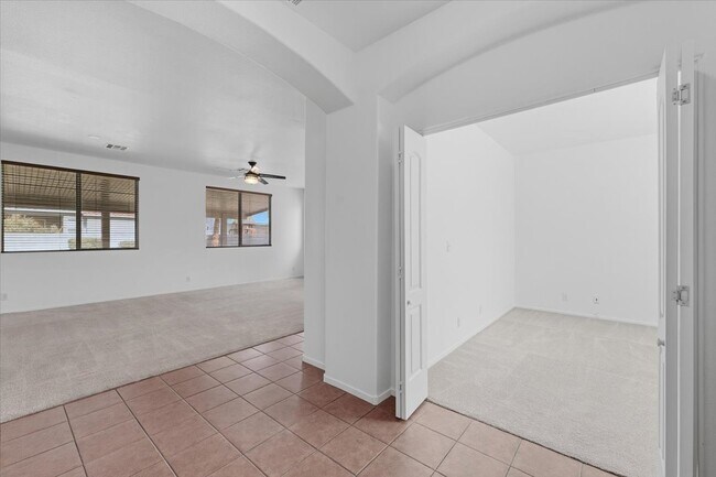 Foto del edificio - 920 Stable Glen Dr