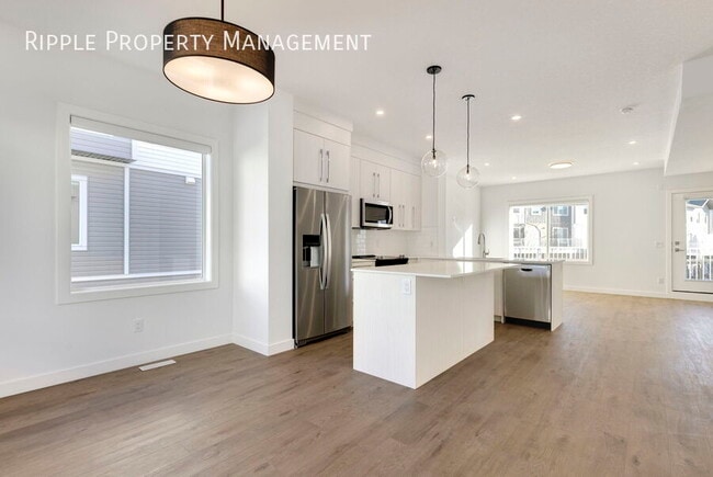Building Photo - AMAZING 4 BEDS/ 2.5 BATHS TOWNHOUSE WITH A...