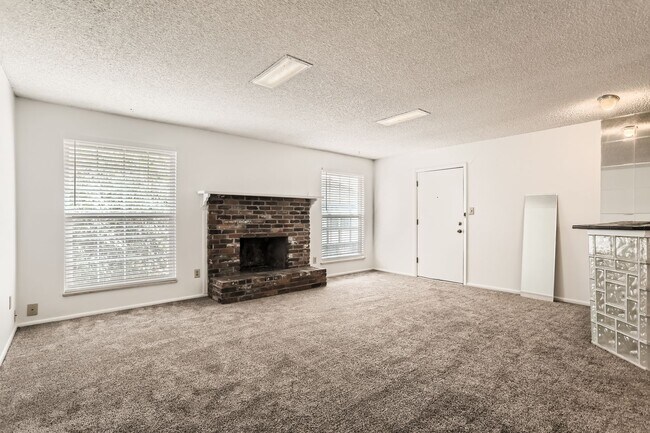 Foto del edificio - Evolve Real Estate: Stunning 2Beds/2 Baths, 1269 SQFT Condo with Two Assigned Parking Spots!