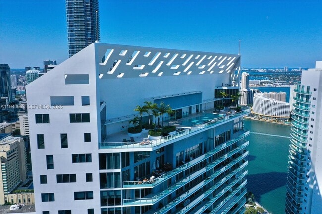 Foto del edificio - 1300 Brickell Bay Dr