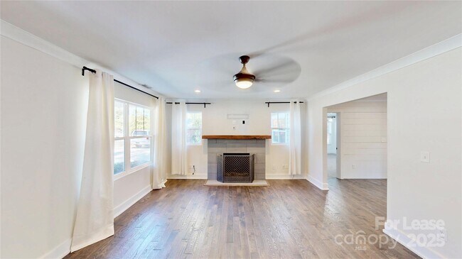 Foto del edificio - 1412 N Sharon Amity Rd