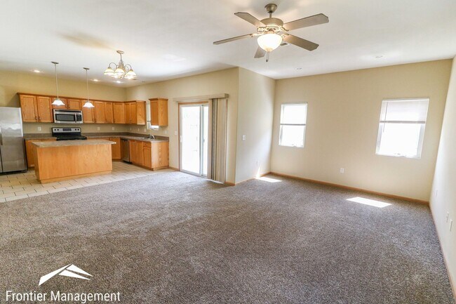 Foto del edificio - Amazing 3 bedroom 2.5 bathroom duplex in a...