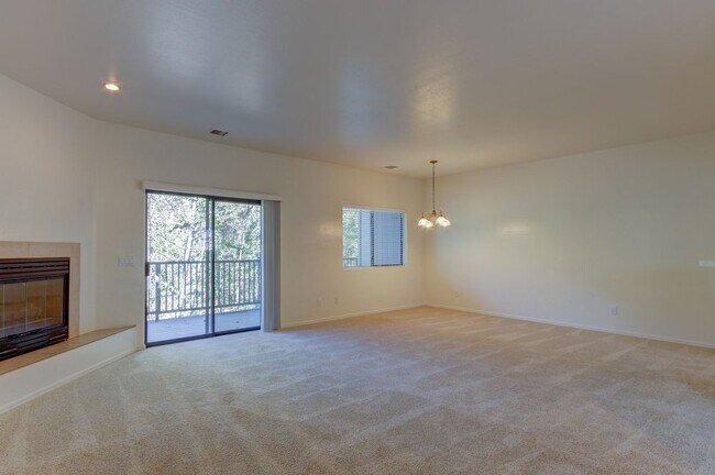 Foto del edificio - Large 3 Bedroom Townhome in Gated Community