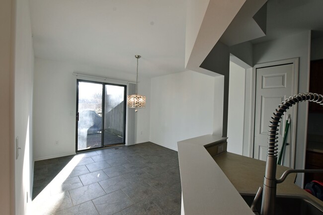 Foto del edificio - 2-Bedroom Duplex with full basement, 1-Car...