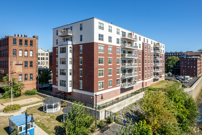 Building Photo - Riverside Place