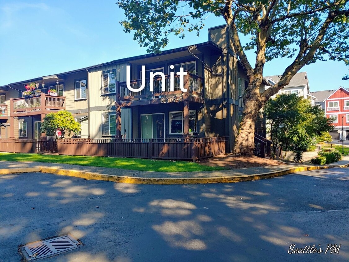 Primary Photo - Beatiful Top Floor Condo-Close to Light Rail