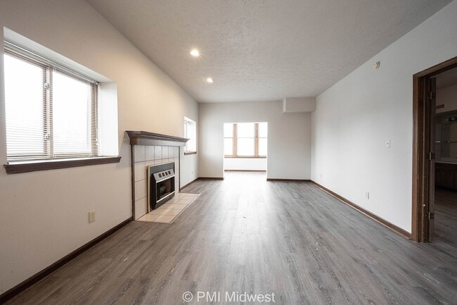 Building Photo - Parkway