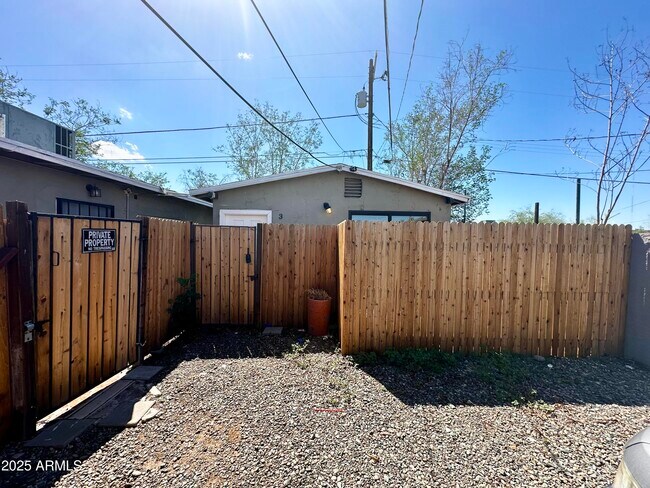 Foto del edificio - 2135 W Hadley St