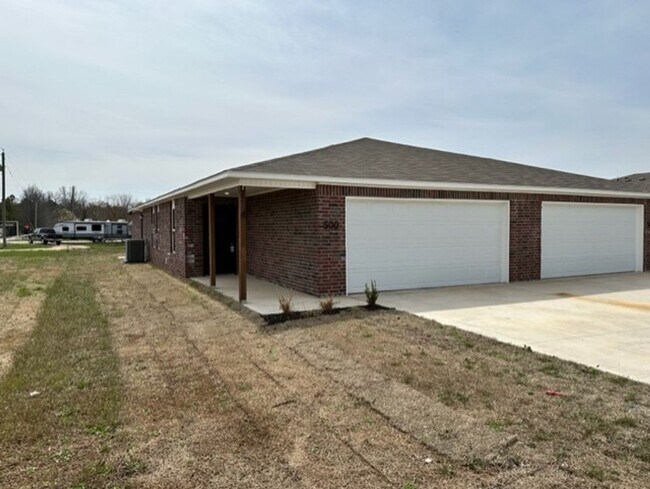 Building Photo - *Pre-leasing* Three Bedroom | Two Bathroom...