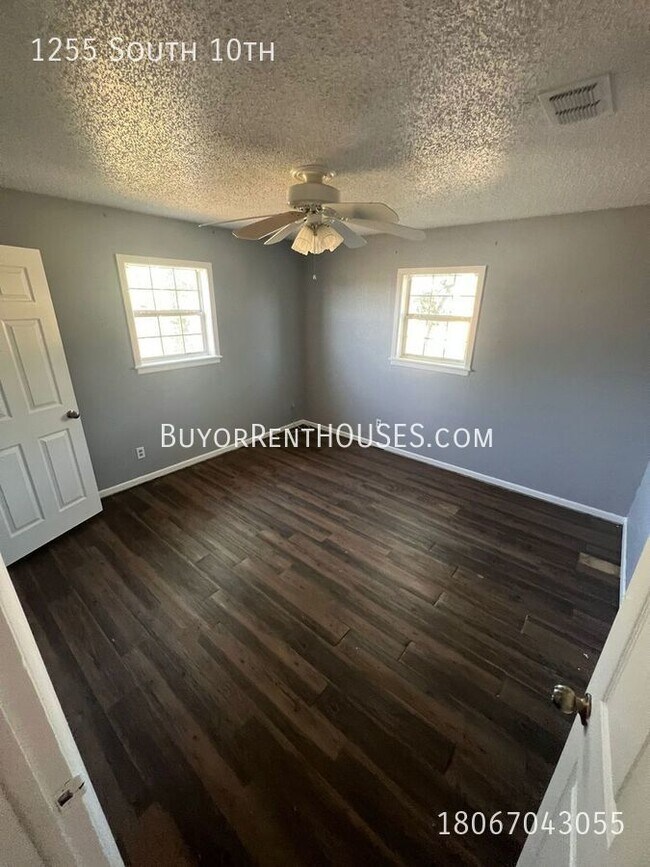 Foto del edificio - RENT is $975+ Pay $0 deposit at Move-In (S...