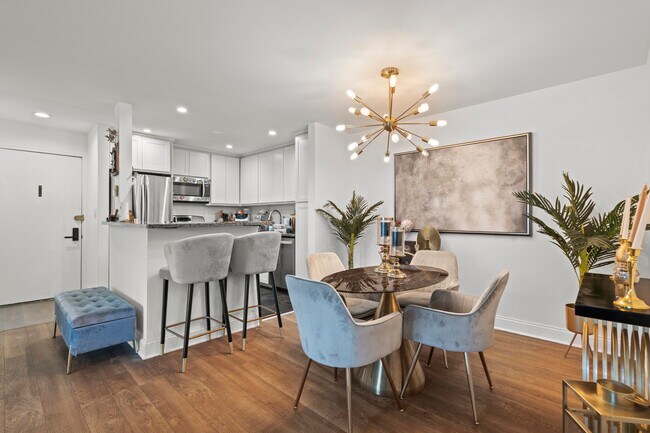 Foto del edificio - 9S220 S Frontage Rd