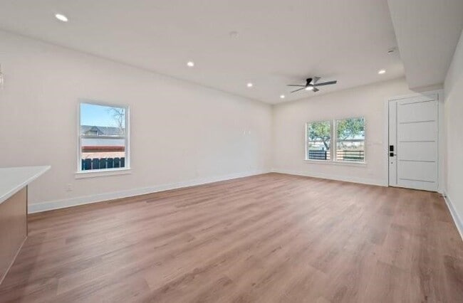 Building Photo - 236 E 39th St