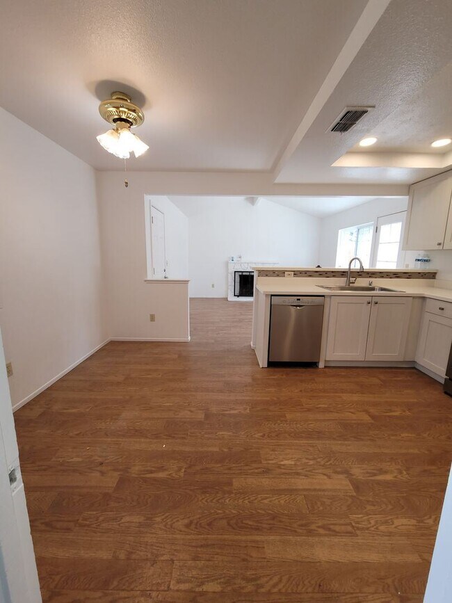 Building Photo - 3 br, 2 bath House - 2895 Azevedo Drive