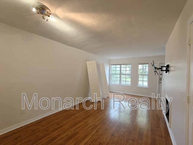 Building Photo - 620 SW 10th Ln
