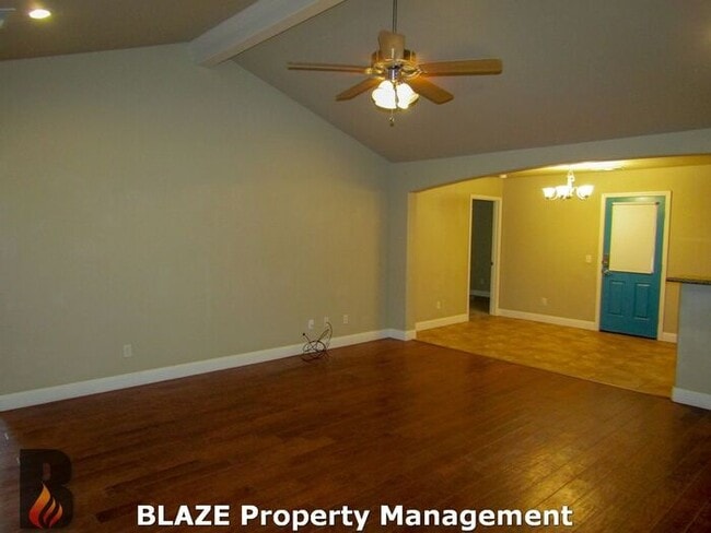 Foto del edificio - Charming Corner Lot Home in Desirable City...