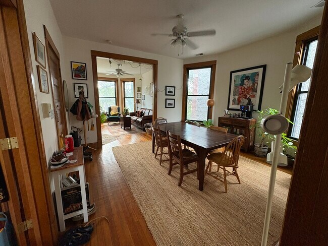 Foto del edificio - 3350 N Kenmore Ave