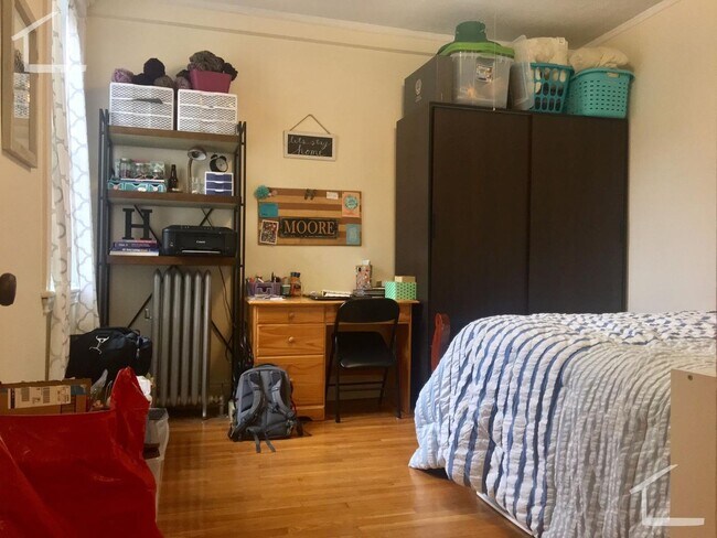 Building Photo - Huge, sunny 1 bedroom next to the Green Line