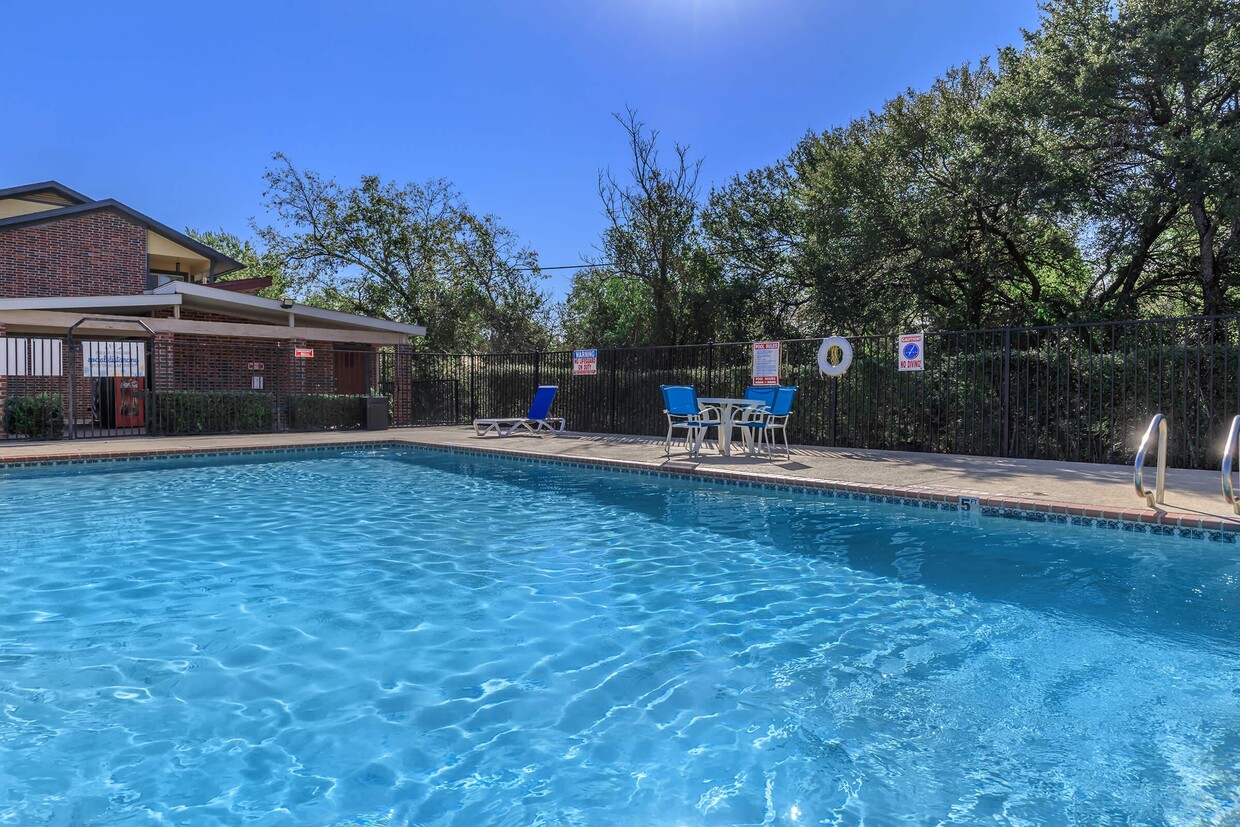 PISCINA RELUCIENTE - Brushy Creek Village