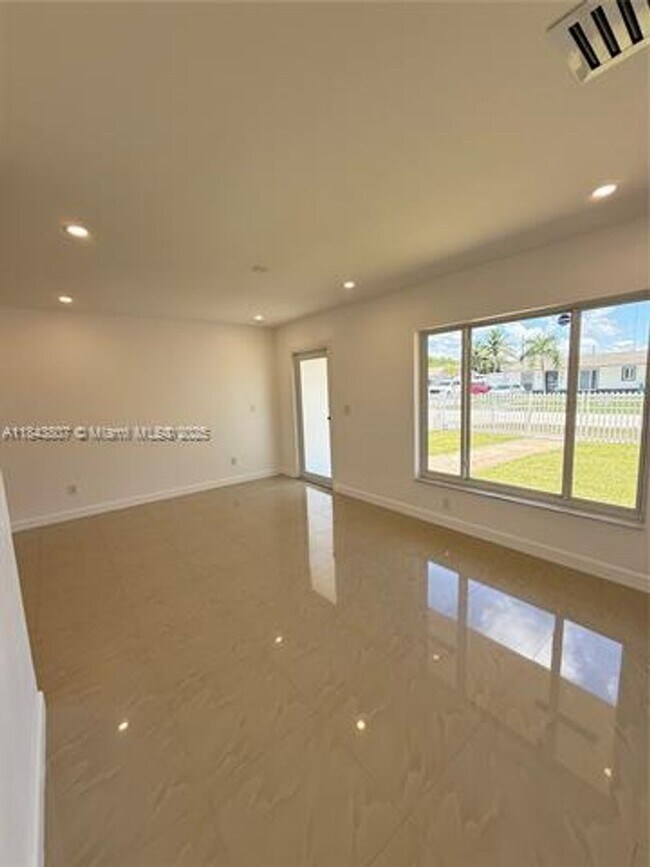 Foto del edificio - 4172 NW 201st St