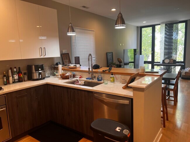 Foto del edificio - 5629 W Higgins Ave