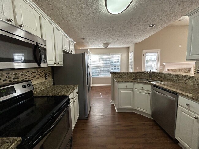 Foto del edificio - **PRICE IMPROVEMENT**110 Sagamore Ln: Spac...