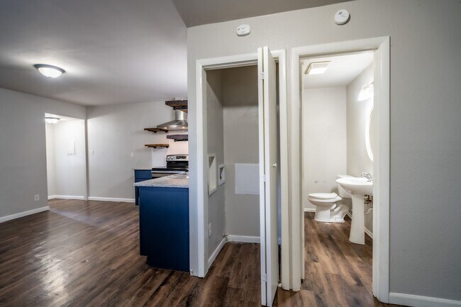 Foto del edificio - E 15th St Duplex