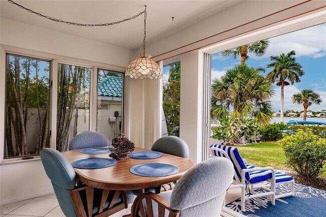 Foto del edificio - 6005 Midnight Pass Rd