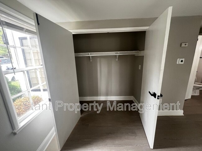 Building Photo - 20 W Park St