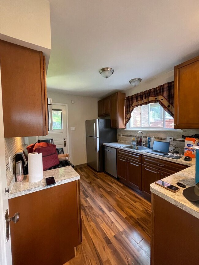 Building Photo - Spacious 3 Bedroom/2 Bathroom Home on Quie...
